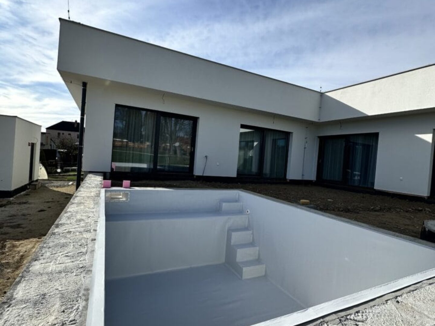 Bazén připravený s novou fólií na míru