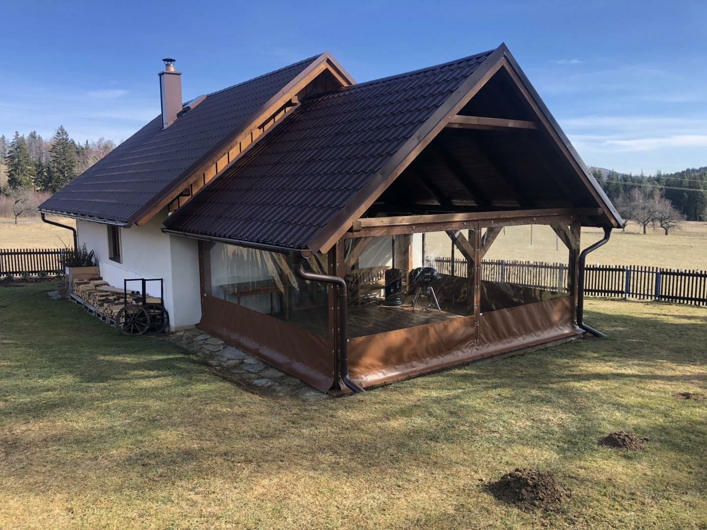 Pergola zakrytá průhlednou plachtou na míru